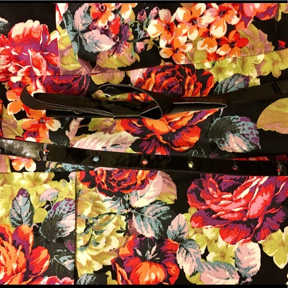 NWOT Floral print dress with pockets and belt - Picture 8 of 10